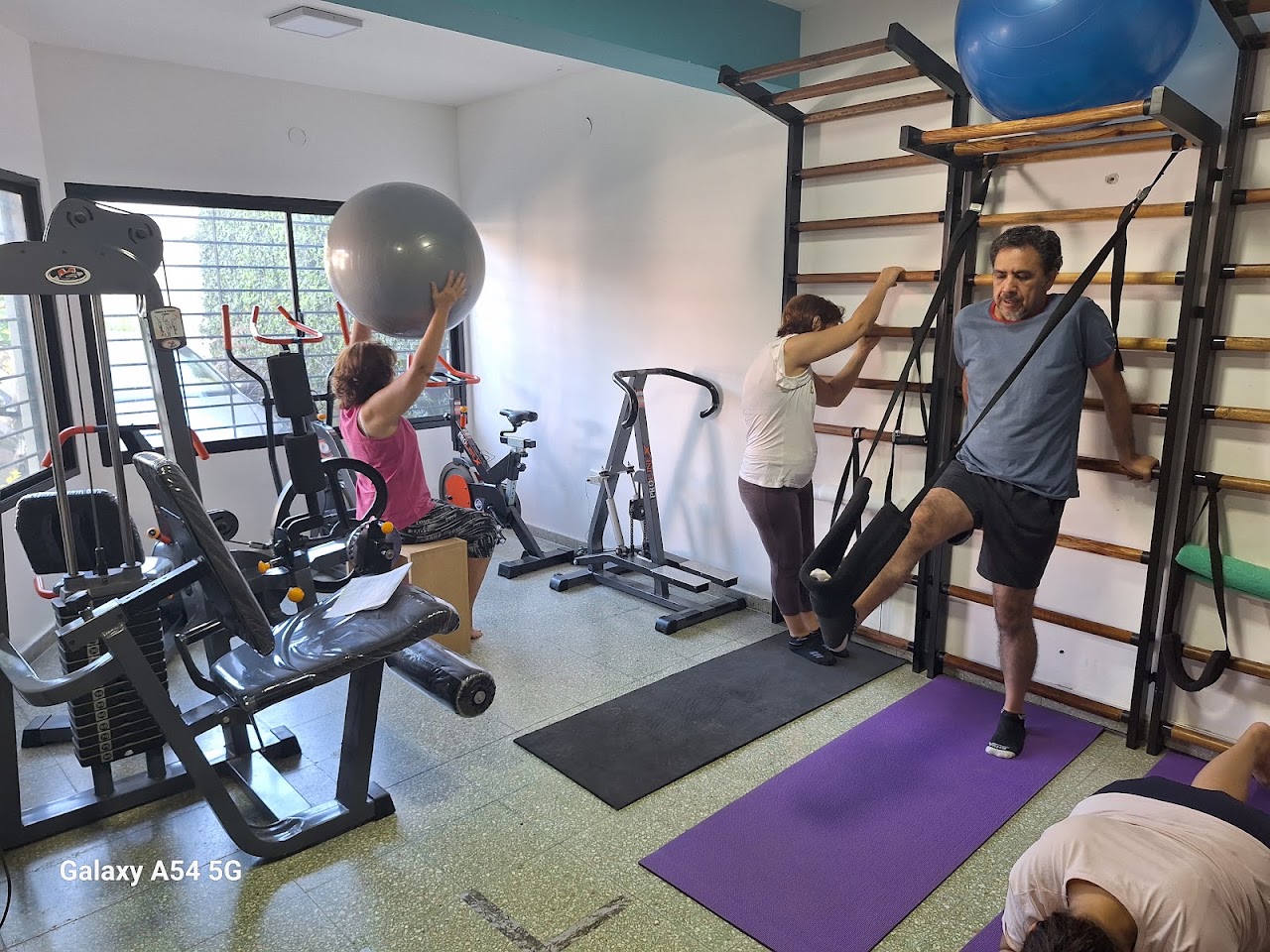 Paciente en sesión de rehabilitación en CROK